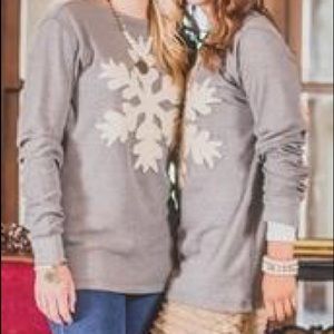 Gray snowflake appliqué thermal shirt